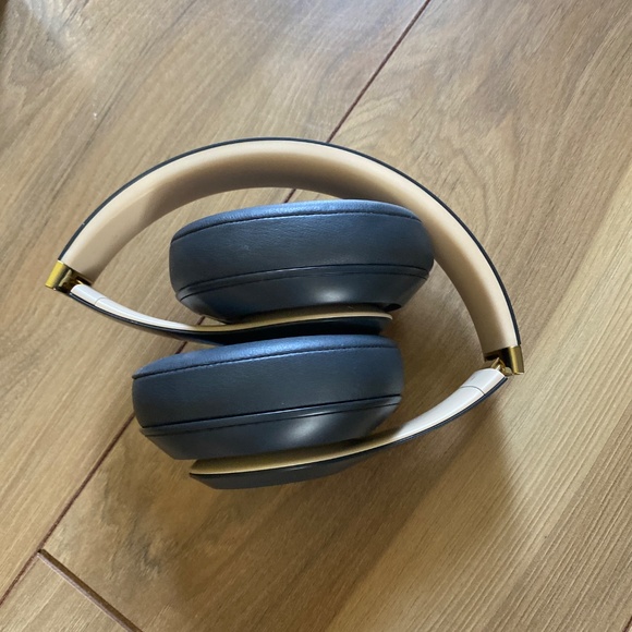 Beats Studio 3 Wireless Headphones - Picture 11 of 16